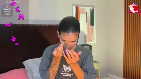 Snapshot of laura_aristizabal_19 chatting on October 14, 12:50 pm Laura online show from October 14, 12:50 pm