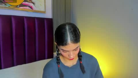 Laura online show from April 25, 12:30 pm