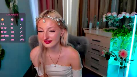 Snapshot of laura_blush chatting on October 6, 8:23 am Laura online show from October 6, 8:23 am