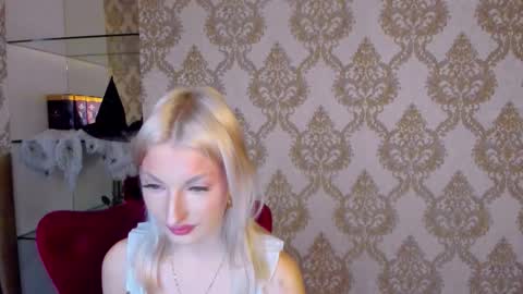 Snapshot of laura_blush chatting on October 22, 8:14 am Laura online show from October 22, 8:14 am