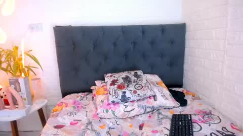 Snapshot of laura_candy02 chatting on April 18, 7:58 pm LAURA online show from April 18, 7:58 pm