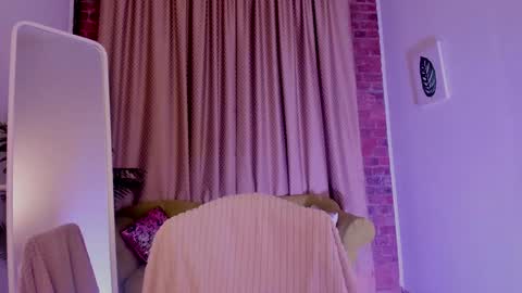 Laura online show from December 23, 2:35 am