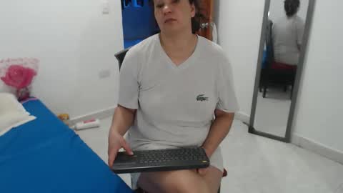 laura_foxx2379 online show from November 28, 6:32 pm