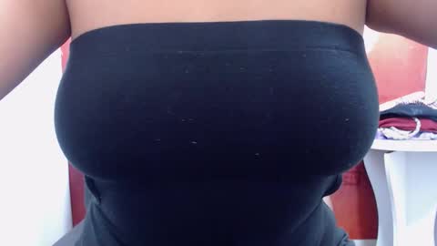 Snapshot of laura_hotyy chatting on October 17, 4:09 pm  Laura  online show from October 17, 4:09 pm