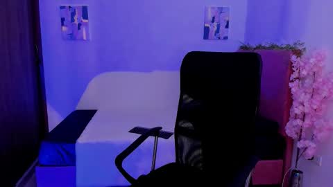 Laura Rose online show from November 3, 5:25 pm