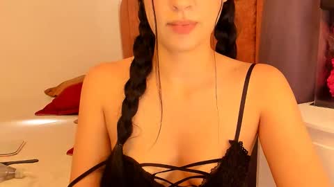 LAURA SOE online show from February 6, 7:06 pm