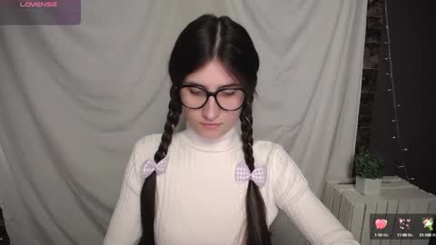 Snapshot of lauradre_ chatting on December 5, 7:16 am Laura online show from December 5, 7:16 am