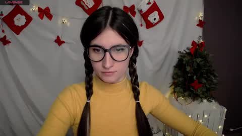 Snapshot of lauradre_ chatting on December 9, 11:04 am Laura online show from December 9, 11:04 am