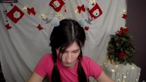 Snapshot of lauradre_ chatting on December 10, 9:12 am Laura online show from December 10, 9:12 am