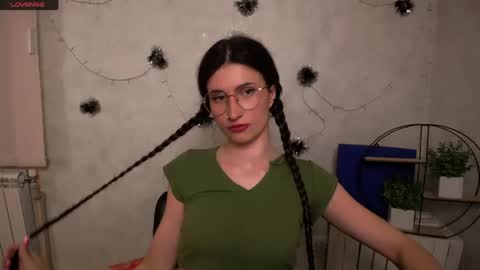 Snapshot of lauradre_ chatting on April 23, 8:02 am Laura online show from April 23, 8:02 am