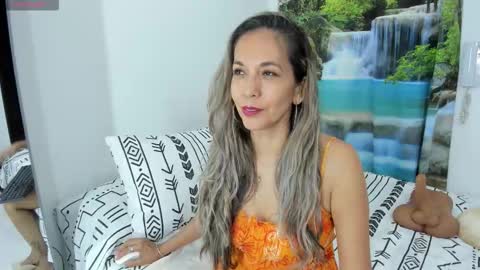 Snapshot of laurafarrely chatting on January 16, 9:13 am Laura online show from January 16, 9:13 am