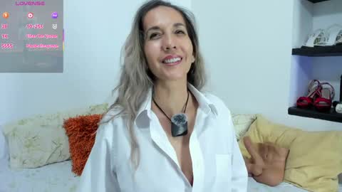 Snapshot of laurafarrely chatting on April 13, 5:13 am Laura online show from April 13, 5:13 am