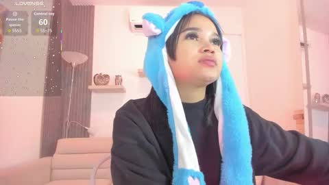 Snapshot of laurah_hill chatting on October 7, 12:13 pm Lau online show from October 7, 12:13 pm