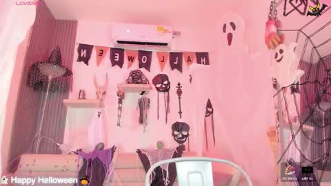 Snapshot of laurah_hill chatting on October 10, 12:26 pm Lau online show from October 10, 12:26 pm