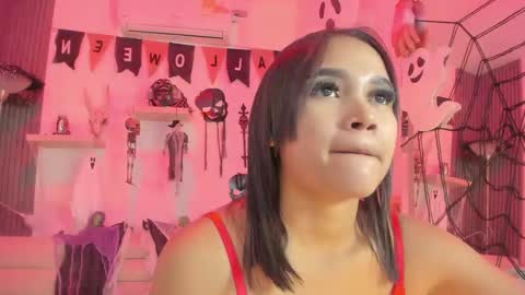 Snapshot of laurah_hill chatting on October 11, 12:15 pm Lau online show from October 11, 12:15 pm