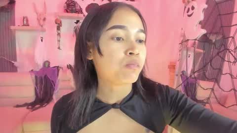 Snapshot of laurah_hill chatting on October 15, 12:27 pm Lau online show from October 15, 12:27 pm