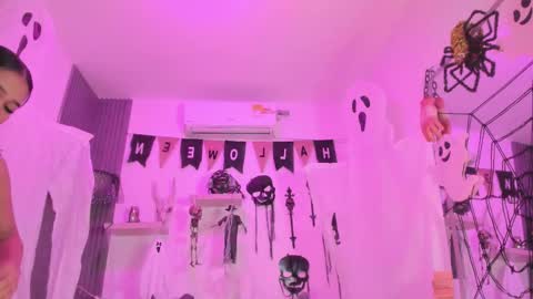 Snapshot of laurah_hill chatting on October 21, 12:06 pm Lau online show from October 21, 12:06 pm