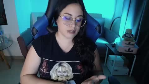 Snapshot of laurahawkes chatting on December 15, 12:18 am laura online show from December 15, 12:18 am