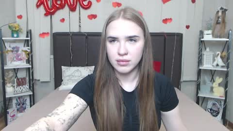 LauraHlot online show from April 4, 5:32 pm
