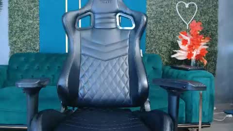 Snapshot of laurainemisti chatting on July 17, 5:58 am laura online show from July 17, 5:58 am