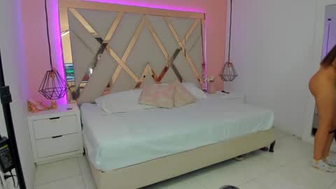 laura  online show from February 10, 8:46 pm