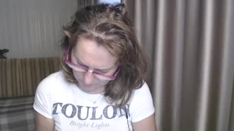 Lauraoven1 online show from December 27, 8:24 am