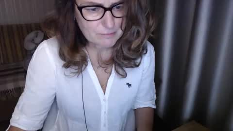 Lauraoven1 online show from November 18, 4:00 pm