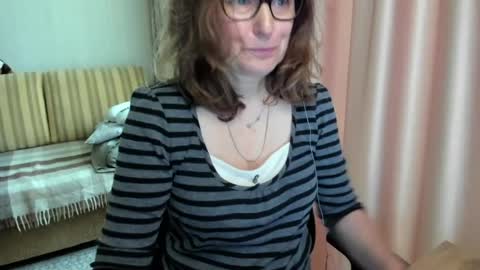 Snapshot of lauraoven1 chatting on June 1, 7:32 am Lauraoven1 online show from June 1, 7:32 am