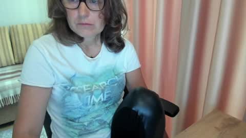 Lauraoven1 online show from July 15, 6:51 am