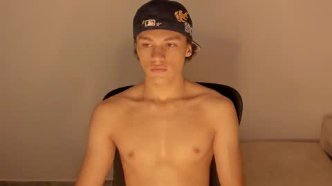 Snapshot of laureent__ chatting on December 22, 9:06 am Laureent online show from December 22, 9:06 am