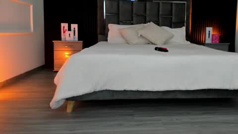 Lauren Weels online show from November 25, 7:36 pm