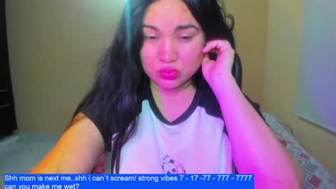 Snapshot of laurengirls1 chatting on January 22, 10:05 pm onlyfan laureng7 - 7 laureng2 online show from January 22, 10:05 pm