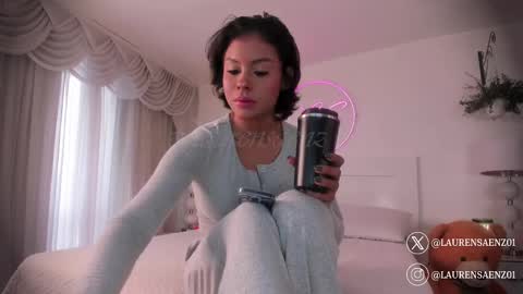 Lauren Saenz online show from March 6, 12:09 pm