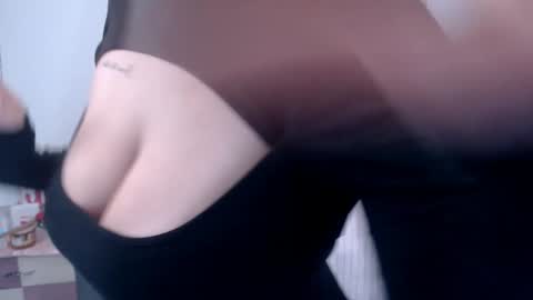 Snapshot of laurensweety_ chatting on December 3, 8:39 pm Laura online show from December 3, 8:39 pm