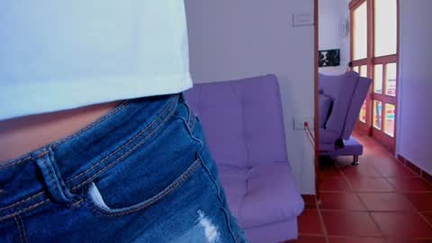 Snapshot of laurent_a chatting on January 7, 6:35 pm Lucie online show from January 7, 6:35 pm