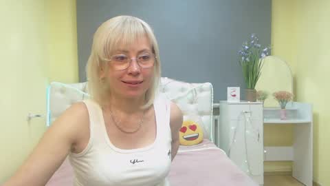 Snapshot of laurenwishy chatting on May 15, 6:20 am Lauren online show from May 15, 6:20 am