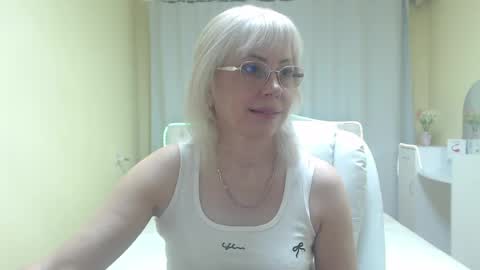 Snapshot of laurenwishy chatting on May 23, 5:34 am Lauren online show from May 23, 5:34 am