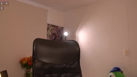 Snapshot of laurita_4 chatting on February 13, 1:05 pm laurita_4 online show from February 13, 1:05 pm