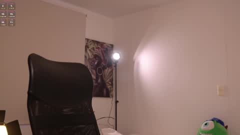 Snapshot of laurita_4 chatting on February 19, 1:17 pm laurita_4 online show from February 19, 1:17 pm