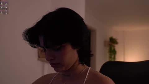 Snapshot of laurita_4 chatting on January 19, 1:15 pm laurita_4 online show from January 19, 1:15 pm