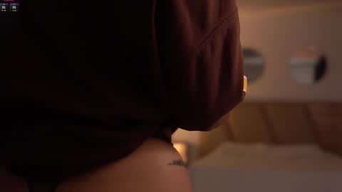 Snapshot of laurita_4 chatting on February 19, 1:40 pm laurita_4 online show from February 19, 1:40 pm