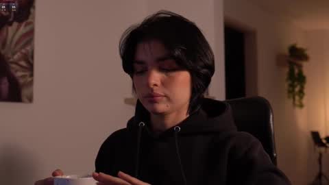 Snapshot of laurita_4 chatting on March 2, 1:18 pm laurita_4 online show from March 2, 1:18 pm