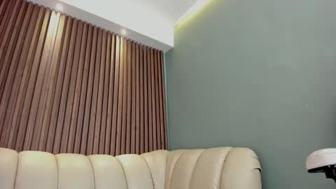 Snapshot of lauroberts chatting on February 21, 7:01 am Lau Roberts online show from February 21, 7:01 am