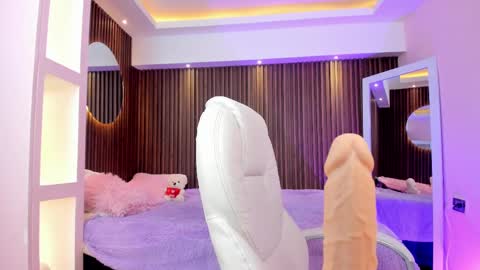 Snapshot of lauroberts chatting on March 4, 6:47 am Lau Roberts online show from March 4, 6:47 am