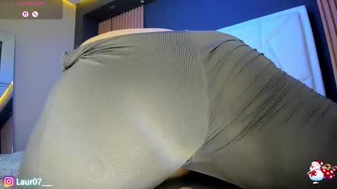 Snapshot of lauroberts chatting on December 2, 3:45 am Lau Roberts online show from December 2, 3:45 am