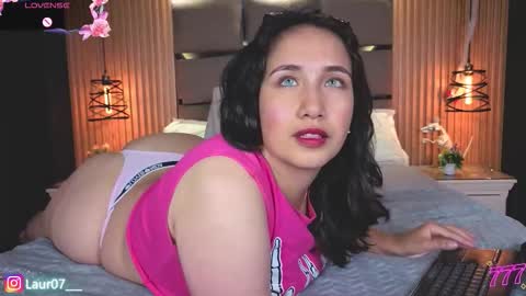 Snapshot of lauroberts chatting on February 22, 7:45 pm Lau Roberts online show from February 22, 7:45 pm