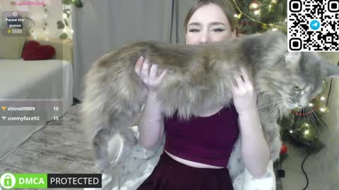 Snapshot of lavinell chatting on December 1, 10:21 pm Mia online show from December 1, 10:21 pm