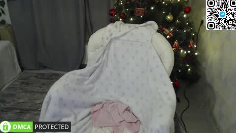 Snapshot of lavinell chatting on December 4, 3:26 am Mia online show from December 4, 3:26 am