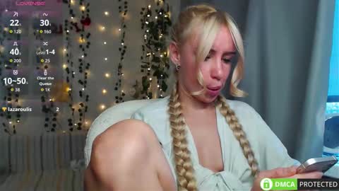 Snapshot of lavinell chatting on October 17, 12:52 pm Mia online show from October 17, 12:52 pm