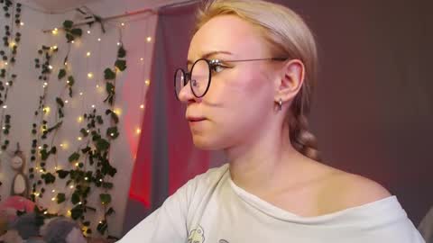 Mia online show from March 31, 10:48 am